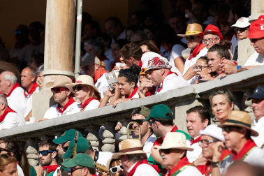 Público asistente a la Plaza de Toros de Pamplona durante la cuarta corrida de la Feria del Toro 2018.