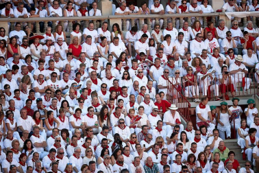 Público asistente a la Plaza de Toros de Pamplona durante la cuarta corrida de la Feria del Toro 2018.