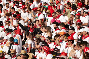Público asistente a la Plaza de Toros de Pamplona durante la cuarta corrida de la Feria del Toro 2018.