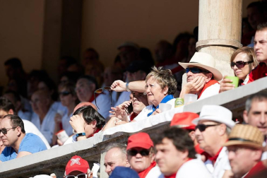 Público asistente a la Plaza de Toros de Pamplona durante la cuarta corrida de la Feria del Toro 2018.