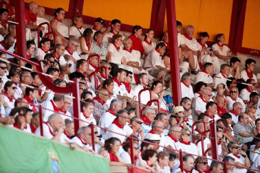 Público asistente a la Plaza de Toros de Pamplona durante la cuarta corrida de la Feria del Toro 2018.