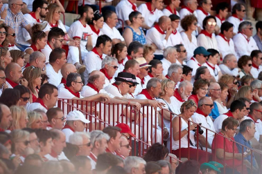 Público asistente a la Plaza de Toros de Pamplona durante la cuarta corrida de la Feria del Toro 2018.
