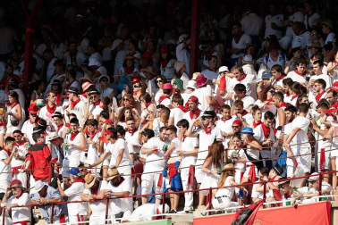 Público asistente a la Plaza de Toros de Pamplona durante la cuarta corrida de la Feria del Toro 2018.