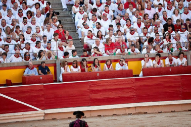Público asistente a la Plaza de Toros de Pamplona durante la cuarta corrida de la Feria del Toro 2018.