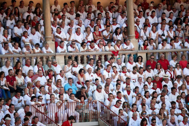 Público asistente a la Plaza de Toros de Pamplona durante la cuarta corrida de la Feria del Toro 2018.
