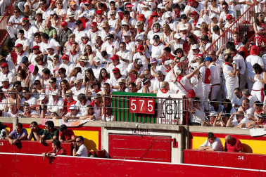 Público asistente a la Plaza de Toros de Pamplona durante la cuarta corrida de la Feria del Toro 2018.