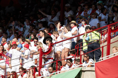 Público asistente a la Plaza de Toros de Pamplona durante la cuarta corrida de la Feria del Toro 2018.