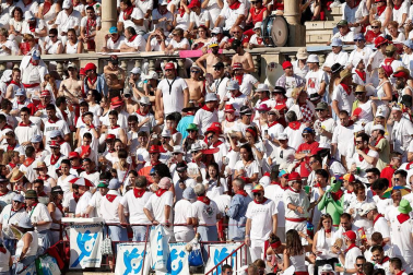 Público asistente a la Plaza de Toros de Pamplona durante la cuarta corrida de la Feria del Toro 2018.