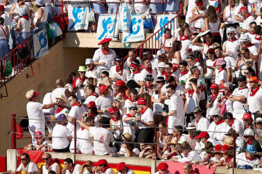Público asistente a la Plaza de Toros de Pamplona durante la cuarta corrida de la Feria del Toro 2018.