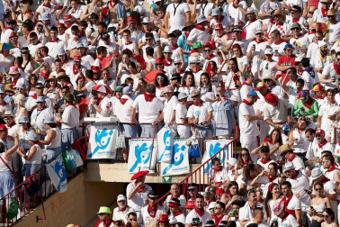Público asistente a la Plaza de Toros de Pamplona durante la cuarta corrida de la Feria del Toro 2018.