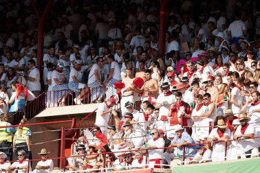 Público asistente a la Plaza de Toros de Pamplona durante la cuarta corrida de la Feria del Toro 2018.