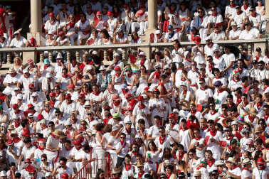 Público asistente a la Plaza de Toros de Pamplona durante la cuarta corrida de la Feria del Toro 2018.