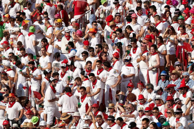 Público asistente a la Plaza de Toros de Pamplona durante la cuarta corrida de la Feria del Toro 2018.