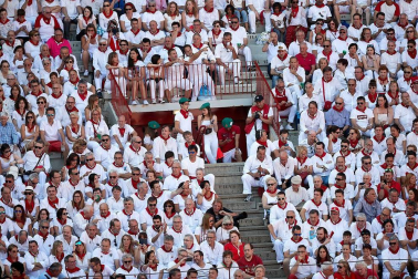 Público asistente a la Plaza de Toros de Pamplona durante la cuarta corrida de la Feria del Toro 2018.