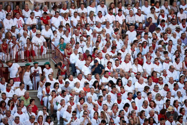 Público asistente a la Plaza de Toros de Pamplona durante la cuarta corrida de la Feria del Toro 2018.