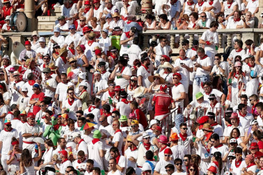 Público asistente a la Plaza de Toros de Pamplona durante la cuarta corrida de la Feria del Toro 2018.