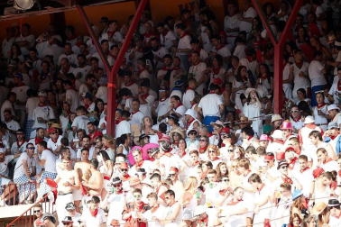 Público asistente a la Plaza de Toros de Pamplona durante la cuarta corrida de la Feria del Toro 2018.