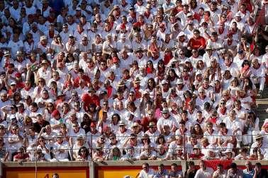 Público asistente a la Plaza de Toros de Pamplona durante la cuarta corrida de la Feria del Toro 2018.