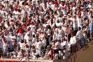 Público asistente a la Plaza de Toros de Pamplona durante la cuarta corrida de la Feria del Toro 2018.