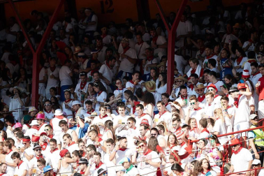 Público asistente a la Plaza de Toros de Pamplona durante la cuarta corrida de la Feria del Toro 2018.