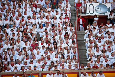 Público asistente a la Plaza de Toros de Pamplona durante la cuarta corrida de la Feria del Toro 2018.
