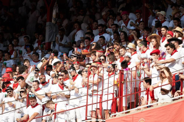 Público asistente a la Plaza de Toros de Pamplona durante la cuarta corrida de la Feria del Toro 2018.