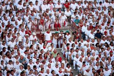 Público asistente a la Plaza de Toros de Pamplona durante la cuarta corrida de la Feria del Toro 2018.