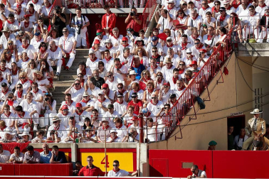 Público asistente a la Plaza de Toros de Pamplona durante la cuarta corrida de la Feria del Toro 2018.