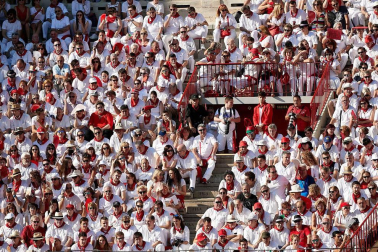Público asistente a la Plaza de Toros de Pamplona durante la cuarta corrida de la Feria del Toro 2018.