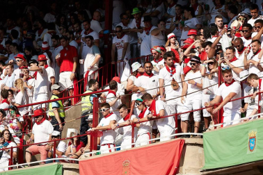 Público asistente a la Plaza de Toros de Pamplona durante la cuarta corrida de la Feria del Toro 2018.