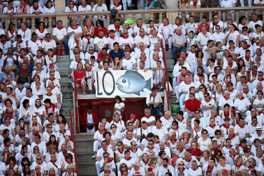 Público asistente a la Plaza de Toros de Pamplona durante la cuarta corrida de la Feria del Toro 2018.