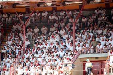 Público asistente a la Plaza de Toros de Pamplona durante la cuarta corrida de la Feria del Toro 2018.