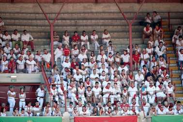 Público asistente a la Plaza de Toros de Pamplona durante la cuarta corrida de la Feria del Toro 2018.