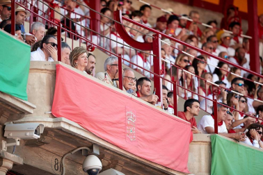 Público asistente a la Plaza de Toros de Pamplona durante la cuarta corrida de la Feria del Toro 2018.
