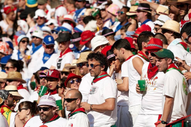 Público asistente a la Plaza de Toros de Pamplona durante la cuarta corrida de la Feria del Toro 2018.