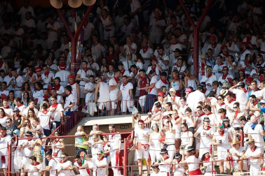Público asistente a la Plaza de Toros de Pamplona durante la cuarta corrida de la Feria del Toro 2018.