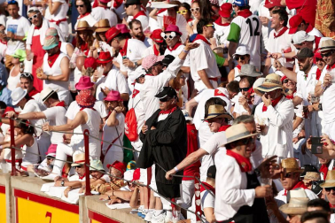 Público asistente a la Plaza de Toros de Pamplona durante la cuarta corrida de la Feria del Toro 2018.