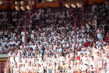 Público asistente a la Plaza de Toros de Pamplona durante la cuarta corrida de la Feria del Toro 2018.