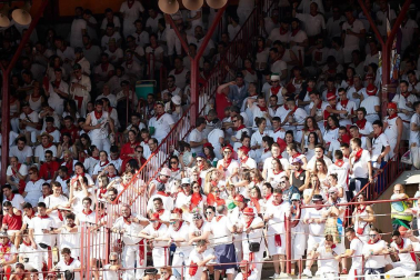 Público asistente a la Plaza de Toros de Pamplona durante la cuarta corrida de la Feria del Toro 2018.