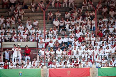 Público asistente a la Plaza de Toros de Pamplona durante la cuarta corrida de la Feria del Toro 2018.