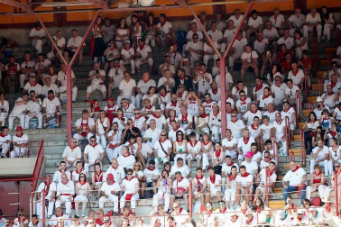 Público asistente a la Plaza de Toros de Pamplona durante la cuarta corrida de la Feria del Toro 2018.