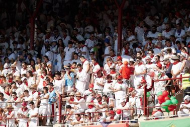 Público asistente a la Plaza de Toros de Pamplona durante la cuarta corrida de la Feria del Toro 2018.