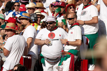 Público asistente a la Plaza de Toros de Pamplona durante la cuarta corrida de la Feria del Toro 2018.