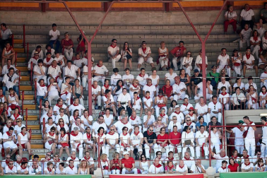 Público asistente a la Plaza de Toros de Pamplona durante la cuarta corrida de la Feria del Toro 2018.
