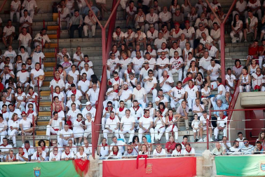 Público asistente a la Plaza de Toros de Pamplona durante la cuarta corrida de la Feria del Toro 2018.