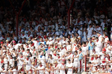 Público asistente a la Plaza de Toros de Pamplona durante la cuarta corrida de la Feria del Toro 2018.