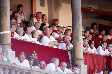 Público asistente a la Plaza de Toros de Pamplona durante la cuarta corrida de la Feria del Toro 2018.