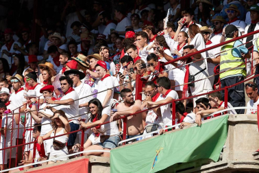 Público asistente a la Plaza de Toros de Pamplona durante la cuarta corrida de la Feria del Toro 2018.