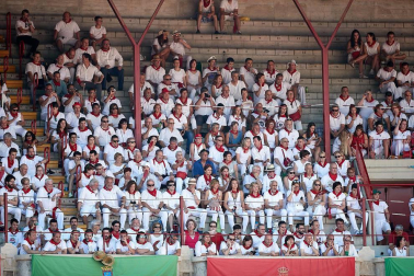 Público asistente a la Plaza de Toros de Pamplona durante la cuarta corrida de la Feria del Toro 2018.