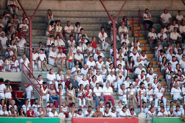 Público asistente a la Plaza de Toros de Pamplona durante la cuarta corrida de la Feria del Toro 2018.